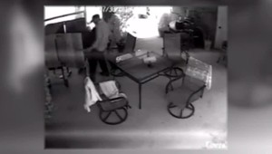 VIDEO: Zlodeji ukradli televízor z terasy, odviezli si ho na motorke