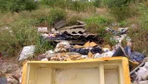 Obrovská čierna skládka pri obci Maňa rastie už 30 rokov, a to napriek pravidelnému odvozu odpadu