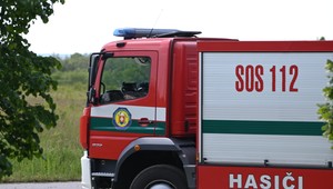 Požiar v továrni s umelými kvetmi: Na mieste zasahovali hasiči