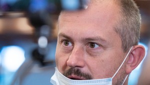 Kotleba sa dobýjal do parlamentu, hoci je bez mandátu. Asi závidí Kaliňákovi, že je v base, reaguje Lenč