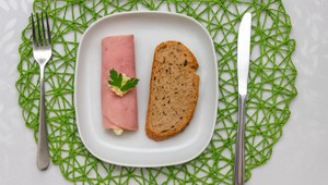 Šunkové rolky plnené chrenom