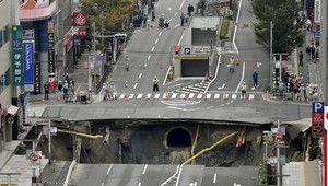 Prepadnutá zem. Na rušnej ulici vznikol kráter hlboký 20 metrov