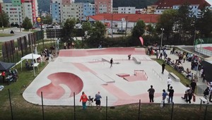 V Banskej Bystrici čakali na skejtpark 30 rokov. Skejtbordisti v ňom budú učiť svoje deti