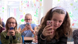 Radikálne obmedzenie: Školákom zakážu mobilné telefóny