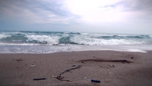 Ostrov láka azúrovým morom a legendami o mafii