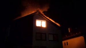 Po silnej rane nasledoval požiar. Strechu rodinného domu zapálil blesk