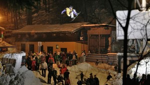 Snowboardisti nad hlavami divákov