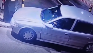 VIDEO: Auto zdemolovalo stojan na pumpe. Za volantom sa striedali dvaja opití muži