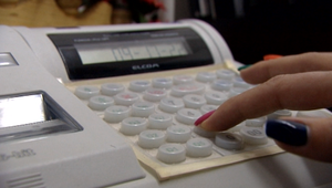 Finančná správa hrozí pokutami. Viac ako polovica užívateľov registračných pokladníc porušuje zákon