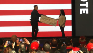 Elon Musk dal dvom voličom vo Wisconsine šeky na milión dolárov