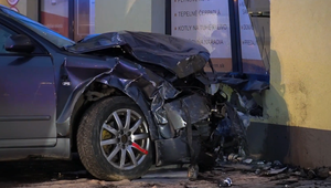 Šokujúca nehoda: Auto prerazilo výklad obchodu plného ľudí