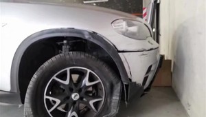 Opitý vodič v Rovinke zdemoloval autá aj ihrisko. Po vystúpení nevedel komunikovať s políciou