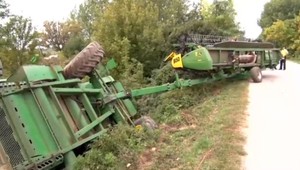 Mladík (18) havaroval s kombajnom. Skončil prevrátený v priekope