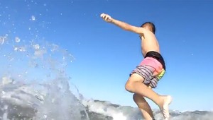 Video: Sedemročného chlapca zhodil zo surfu žralok!