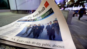 Kim Čong-un sa opäť usmieva, do kroku mu pomáha palica