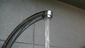 Hádka majiteľov dvoch domov pre vodu sa skončila na polícii. O peniaze vraj rozhádaným susedom nejde