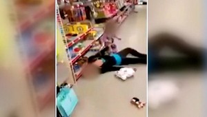 Dievčatko sa snažilo prebrať nadrogovanú mamu, ležala medzi regálmi