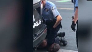 Po brutálnom zásahu policajta zomrel Afroameričan. Bol jeho zákrok oprávnený?