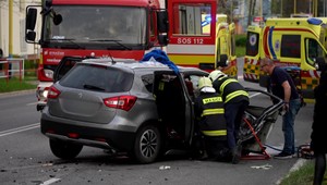 Vodič predbiehal cez dvojitú čiaru v meste, pri zrážke sa zranili traja ľudia