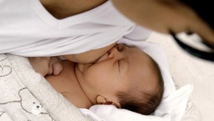 Vodu dojčatám neprevárajte! Môže im to uškodiť