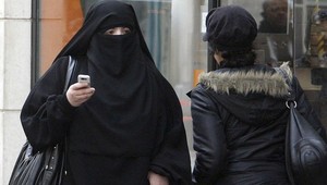 Bavorsko zakáže nosenie buriek na verejných miestach