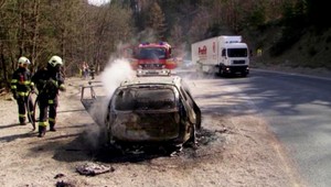 Plamene na cestách. Horel autobus aj auto