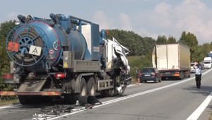 Nehoda nákladiakov ochromila dopravu. Kabína cisterny bola takmer zdemolovaná