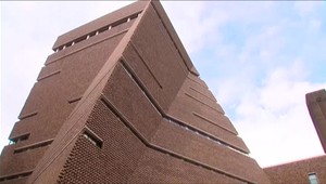 Tínedžer zhodil zo známej galérie z 10. poschodia len 6-ročného chlapca