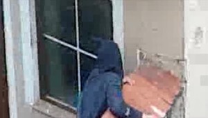 Zaútočil hasiacim prístrojom, postriekal ženu aj celý byt