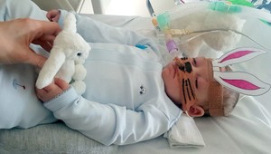 Boj rodičov o život bábätka sa končí. Povolia odpojenie od prístrojov