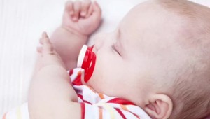 VIDEO: Otec sa spýtal svojho synčeka, ako sa dnes vyspal. Reakcia bábätka vás nenechá chladnými