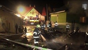 Plamene úplne pohltili drevárne blízko rodinných domov. Zasahovali aj dobrovoľní hasiči