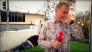 Bezdomovec s holým zadkom. Reportéra Kočana premohol smiech