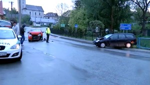 Vodič zapríčinil nehodu a ušiel, za dedinou sa s autom prevrátil