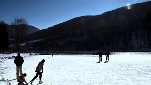 Korčuliari pozor! Na zamrznutých jazerách ide o život