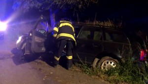 Nehoda pre hádku. Opitý muž chcel nabúrať do stromu