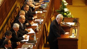 Rusnokova vláda nezískala dôveru, no vládne ďalej