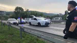 Večerná policajná naháňačka. Unikajúceho vodiča prenasledovala desiatka policajtov