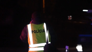 VIDEO: Unikajúceho vodiča pod vplyvom drog zastavil až výstrel do pneumatiky