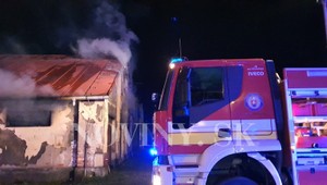 Oheň zachvátil priestory bývalého skladiska vo Zvolene. Zasahoval aj evakuačný autobus