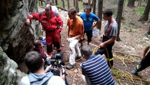 Záchranári nevedia dostať psa z nory. Ak sa nevyhrabe sám, zomrie