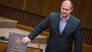 Kotleba žiada uctiť si minútou ticha Tisa, poslanec Blaha je pobúrený