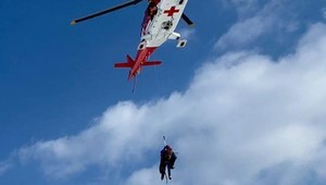 Pravidlá záchrany na svahoch: Čo robiť, ak vám na pomoc letí záchranársky vrtuľník?