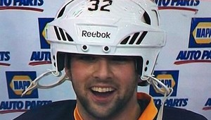 VIDEO. Conacher gigantickou helmou rozosmial celý svet