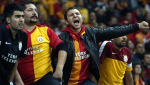 Šialení ultras v Turecku. Vyčíňanie na basketbale vozičkárov