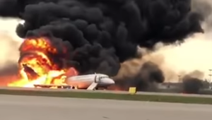 Svedkovia zverejňujú hrôzostrašne videá z leteckej havárie na moskovskom letisku