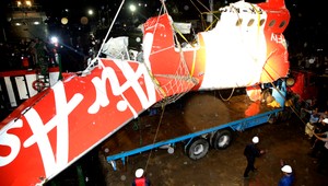 Potápači hľadajú telá v trupe zrúteného lietadla spoločnosti AirAsia