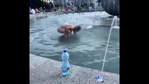 Muž, ktorý sa obnažený kúpal vo fontáne pred prezidentským palácom má na krku obvinenie z výtržníctva