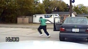 Kamera zachytila Afroameričana pred tým, ako ho policajt zastrelil