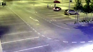 VIDEO: Opitý muž driftoval na parkovisku a havaroval
